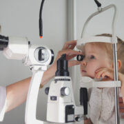 bambina in visita oculistica pediatrica