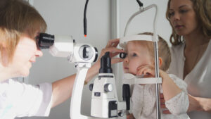 bambina in visita oculistica pediatrica